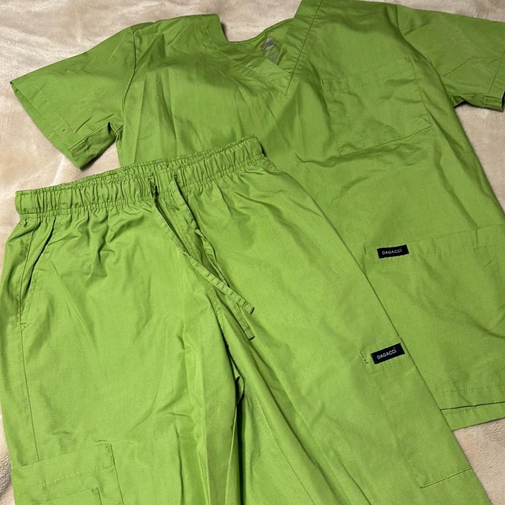 Size small scrub set
